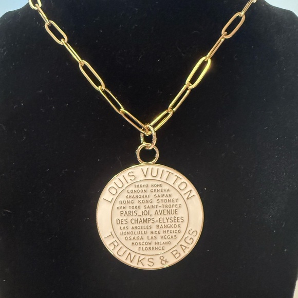 Louis Vuitton Gold Trunks & Bags Pendant - Picture 3 of 11